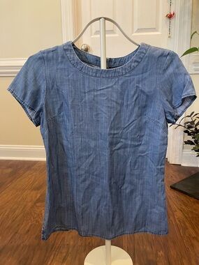 Banana Republic Heritage Denim Short Sleeve Back Zip Top – Medium Wash, Size 2
